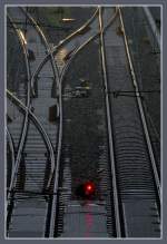 Schutzhaltsignal und Einfahrweichen des Bahnhofs Werdohl (Ruhr-Sieg Strecke)
Die Aufnahme entstand wegen der besseren Wirkung bei Regenwetter am frühen Abend.
Fotostandpunkt: Fußweg oberhalb des Ütterlingser Tunnels.
Aufnahmedaten: ISO 200; Blende 13; 3.2 sec; Brennweite 280mm; Einstellung: DRO;
Aufnahmedatum: 31.08.2012