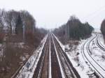 Der nrdliche Auenring Berlin am S Bergfelde (b Bln). :: Ein bichen Winter zeigte sich hier am 31.01.2006. Rechtsseits liegen die Gleise der S-Bahn Berlin, die, in Blickrichtung, nach Schnflie fhren. Die Fernbahngleise fhren in Blickrichtung u.a. zum Bahnhof Berlin Lichtenberg ber Abzweig Karow.