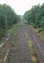 Geheimnisvolle Gleise im Wald beim ehemaligen Bahnhof Knappenrode Süd am 04.08.2014: rechts das Gleis der Strecke Knappenrode–Bautzen, das zwischen Knappenrode und Caminau noch dem Güterverkehr dient; links das leere Schotterbett des ehemaligen Verbindungsgleises von der Strecke Knappenrode–Spreewitz/Graustein.