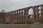 Mit einer Gesamtlänge von 574m und einer Höhe von 78m ist die Göltzschtalbrücke die größte Ziegelsteibrücke der Welt.
Befahren wird sie gerade von einer unbekannten Lok der Baureihe 143 mit dem RE 3 (Hof - Dresden) am Haken.

Göltzschtalbrücke, 23. März 2016