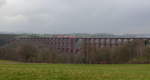 Mit einer Gesamtlänge von 574m und einer Höhe von 78m ist die Göltzschtalbrücke die größte Ziegelsteibrücke der Welt.
Befahren wird sie gerade vom RE 3 (Dresden - Hof) und einer schiebenden 143.

Göltzschtalbrücke, 23. März 2016