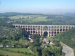 grte Ziegelsteineisenbahnbrcke der Welt mit zweispuriger Hauptbahn zwischen Sachsen und Bayern, vom dort stationierten Fesselballon aus fotografiert,  die Gltzschtalbrcke ,  gebaut in der