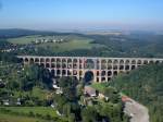  Gltzschtalbrcke, Blick vom Fesselballon auf die grte Ziegelsteinbrcke der Welt, gehrt zur wichtigsten Eisenbahnverbindung zwischen Bayern und Sachsen, Sept.2005