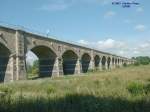 Neiseviadukt bei Zittau am 11.07.2003, die Brcke hat 34 Brckenbogen, davon 26 in Deutschland, 2 ber die Neise mit Pfeiler im Flu und 6 in Polen. ber die Brcke fhrt die Bahnstrecke Zittau - Liberec/Tschechien, die auch 3 Kilometer ber Polen fhrt, ohne Haltestelle. Hier der deutsche Brckenteil. 