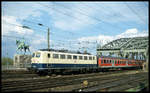 110142 verläßt mit dem RE 6 nach Koblenz am 9.5.2001 um 17.18 Uhr die Hohenzollernbrücke und fährt in den HBF Köln ein.