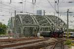 01 150 mit Sonderzug auf der Hohenzollernbrücke, bei der Einfahrt in Köln Hbf, am 13.06.2018.