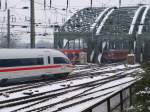 Ausfahrt des Klner Hauptbahnhof auf die Hohenzollernbrcke am verschneiten eiskalten 08.01.2009