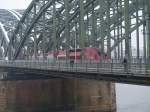 Ein Thalys verlt bei Eis und Schnee am 08.01.2009 den Klner Haubtbahnhof ber die Hohenzollernbrcke