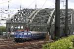 TRI 110 428-0 mit Westfalensonderzug an der Hohenzollernbr�cke in K�ln, Mai 2017.