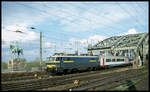 Die belgische SNCB 1606 verläßt am 9.5.2001 um 17.10 Uhr die Hohenzollernbrücke und fährt mit dem D nach Oostende in den HBF Köln ein.