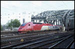 Thalys 4342 verlässt die Hohenzollernbrücke und fährt am 26.10.2002 um 13.48 Uhr in den HBF Köln ein.