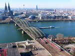 Wunderbare Panoramasicht von der Aussichtsplattform 'KölnTriangle' zur Hohenzollernbrücke, zum Dom und zum Köln Hbf.