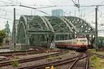 DB 103 245-7 mit AKE-Rheingold überquert die Hohenzollernbrücke in Köln, August 2025.