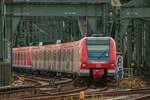 DB 423 551-1  D'r Zoch kütt  als S11 nach Bergisch Gladbach überquert die Hohenzollernbrücke in Köln, August 2025.