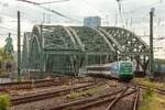 DB 101 039-6  Fahrtziel Natur  mit EC7 (Hamburg-Basel) überquert die Hohenzollernbrücke in Köln, August 2025.