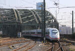 ICE 3Neo 408546-0 verlässt die Hohenzollernbrücke und fährt hier am 8.3.2026 um 11.44 Uhr als Fernzug nach Brüssel Midi in den HBF Köln ein.
