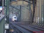 Die Hohenzollernbrcke in Kln...
Ein ICE 3 (406) mit offener Schakuklappe kommt gerade aus dem Hauptbahnhof auf die Brcke gefahren. (03.01.2008)