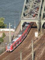 Ein ET 423 kommt in Kln von der Hohenzollernbrcke herunter.