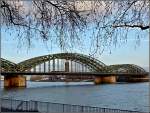 Die Hohenzollernbrcke in Kln vom Rheinufer aus gesehen am 20.11.2010.