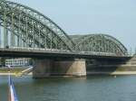 Eine IC-Garnitur wird hier am 21.08.2013 ber die Hohenzollernbrcke in Kln gezogen.