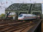 Soeben hat eine doppelte VerlaroD Einheit sowie 644 025 nach Köln Messe Deutz den Hauptbahnhof Köln verlassen. Aufgenommen am 14.07.2014.