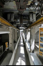 Blick in die Arbeitsgrube unter Gelenktriebwagen 519 (Maschinenfabrik Esslingen GT4) der Stuttgarter Straßenbahnen AG (SSB) im Straßenbahnmuseum Stuttgart.