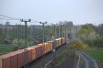 Ein Containerzug  am km 27.0 Nähe Böhla Bahnhof.