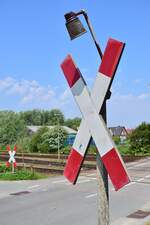 Ein Andreaskreuz der besonderen Art. Hier hat man von einem Wärtersignal die Beleuchtung einfach ans Andreaskreuz gebaut. So gesehen am BÜ Königskamp in Westerland.

Westerland 03.06.2021
