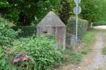 Am Bahnbergang Feldstrae in Kaldenkirchen befindet sich immernoch dieser Einmannbunker aus Kriegstagen. Da Kaldenkirchen sehr nah an Venlo liegt und zu Kriegszeiten die Luftwaffe zwischen Leuth und Venlo einen der grten Feldflughfen hatte, war die Gegend durch Fliegerangriffe besonders gefhrdet und der Schrankenwrter braucht diesen Schutz. 