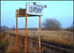 Archiv: fast nostalgisches Provisorium an der sogenannten Vogelfluglinie. Stationsschild im holsteinischen Lehnsahn - vor fast 10 Jahren. Wie es da heute wohl aussieht...? Dezember 2003