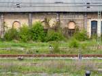 Auch die Eisenbahn war in der Geschichte  Opfer der Propaganda . In dunkler Schrift:  Räder müssen rollen...  In heller Schrift:  Frieden, Freiheit, Aufbau . Bildlich gesprochen ist über alles Gras gewachsen trotz neuer Gleise. Gesehen an einem Nebengebäude im Bahnhof Nordhausen  19.04.2014