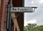 Sehr liebevoll wurde das Adressenschild vom Bahnhof 1 in Altlandsberg gestaltet.