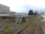 Der Anschluß Schützenplatz in Grimmen lag zu DDR-Zeiten in einer NVA Kaserne.Heute ist die ehemalige Kaserne ein Industriegebiet dadurch findet man so Manches wie diese Seitenrampe die