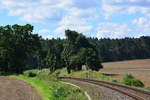 Blick von einem Feldweg auf das Einfahrtsignal von Börnecke.