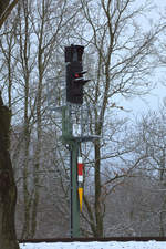 Ein KS Signal sichert den Bahnhof Wilthen an der Strecke Zittau-Dresden.
Teleaufnahme. 17.12.2017 15:08 Uhr. 