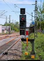 Blick auf ein Ausfahrsignal (Asig) in Form eines Ks-Signals im Bahnhof Delitzsch unt Bf auf der Bahnstrecke Trebnitz–Leipzig (KBS 251) Richtung Leipzig, das auf einem vergleichsweise kleinen Mast und recht nah am Gleis steht. [5.5.2018 | 16:04 Uhr]