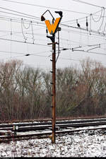 Bahnhof Angersdorf kurz vor dem Umbau  Noch weit verbreitet sind im Bahnhofsbereich die aus Reichsbahnzeiten stammenden Rangierhaltsignale (Ra 11a) in Form eines gelben  W  mit schwarzem Rand.