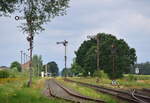 Blick auf die Ausfahrsignale in Richtung Haldensleben vom Stellwerk W1. Auf der Strecke ist es üblich dass das Vorsignal ein Lichtsignal ist.

Rätzlingen 01.08.2021
