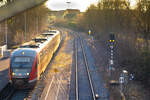 642 581 im Abendlicht als RB81 aus Steinach kommend im Bhf Bad Windsheim. Im Bild rechts sieht man ein neu errichtetes BÜ Überwachungssignal nach DR Bauart.