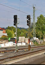 Mit dem Fahrrad von Kassel nach Halle (Saale) | Tag 1 Kassel–Witzenhausen  Strecken-km: 185,0    Auch neue H/V-Signale werden im Bahnhof Hedemünden aufgestellt.