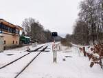 Rückfallweiche mit Überwachungssignal im Bahnhof Neuoelsnitz, heute mit etwas Schnee; aufgenommen am 28.01.2023 vom Bahnübergang Pflockenstraße (km 5,7), Blick Richtung Stollberg