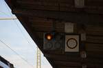 Hl-Lichtvorsignalwiederholer mit Tafel nach § 2 ZIff. 7 DV 301 am Bahnsteig im Weimarer Hbf (01.10.2023) 
