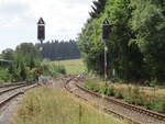 Ausfahrsignale P2 und P3 in Ernsthal in Richtung Lauscha und Neuhaus am Rennweg am 29.August 2022.Aufgenommen vom Bahnsteig aus.