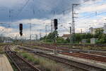 Die Lichtsignale P9 und P110 neben dem Bahnsteig 9, am 05.08.2025 in Nürnberg Hbf.