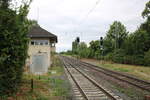 Das Stellwerk Sf und die neuen Lichtsignale Richtung G�ttingen, am 09.07.2026 in Sarstedt. Standort Bahnsteigende.