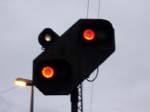 Ein Vorsignalwiederholer am Bahnhof Linz (Rhein)  Die beiden gelben Leuchten kndigen an , dass das nchste Hauptsignal Halt zeigt.