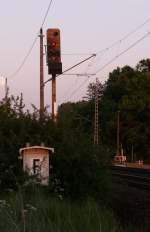 DR-Signal mit Signalfernsprecher vor dem Stellwerk Klein Schnwalde.