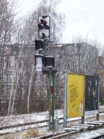 ANGESCHNEIT :: Nach leichtem Schneefall mit Verwehungen hat sich ein wenig von der weien Pracht an diesem Ks-Signal in Hhe des S-Bahnhofs Wollankstrae (Berlin) abgesetzt. :: Fr die Reklame daneben bin ich nicht verantwortlich. Wenn sie strt, entferne ich sie auch gerne.