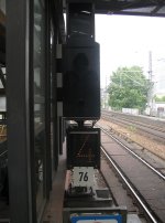 Ks-Signal 76 eigentlich in Stellung Ks1+Zs3v.Das Bild wurde grad in dem Moment aufgenommen als die grne Lampe fr kurze Zeit erlosch.