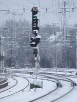 Ein wunderschn schneeverziehrtes Ausfahrsignal im Essener Hbf am 03.01.2010.